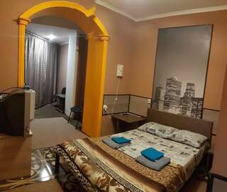 Апарт-отели Apart-hotel Ugolok Бердянск Двухместный номер с 1 кроватью и собственной ванной комнатой-5