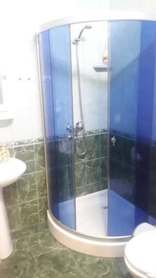 Апарт-отели Apart-hotel Ugolok Бердянск Двухместный номер с 1 кроватью и собственной ванной комнатой-9
